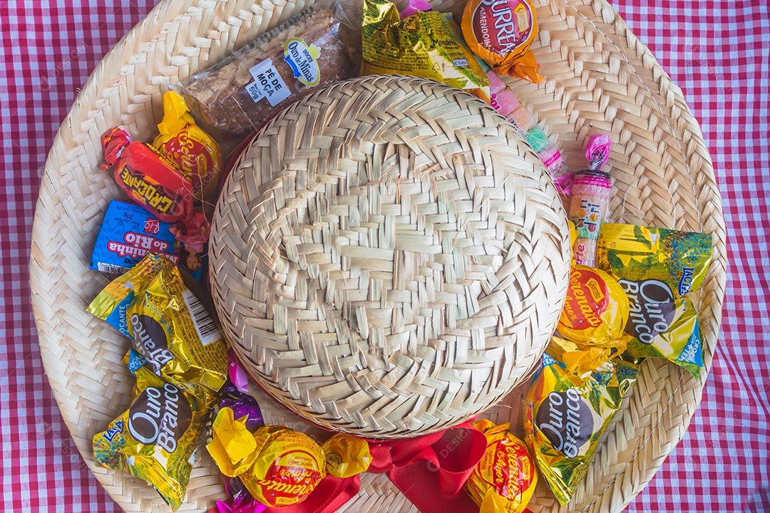 Festa junina, festa típica brasileira, vários doces na mesa com toalha xadrez vermelha.