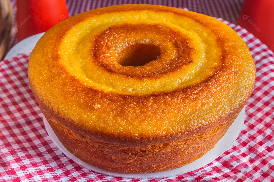 Festa junina, festa típica brasileira, vários doces na mesa com toalha xadrez vermelha.