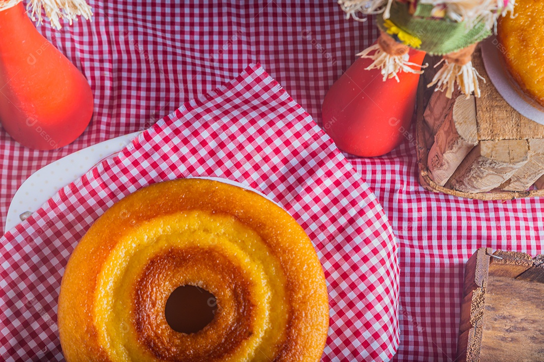 Festa junina, festa típica brasileira, vários doces na mesa com toalha xadrez vermelha.