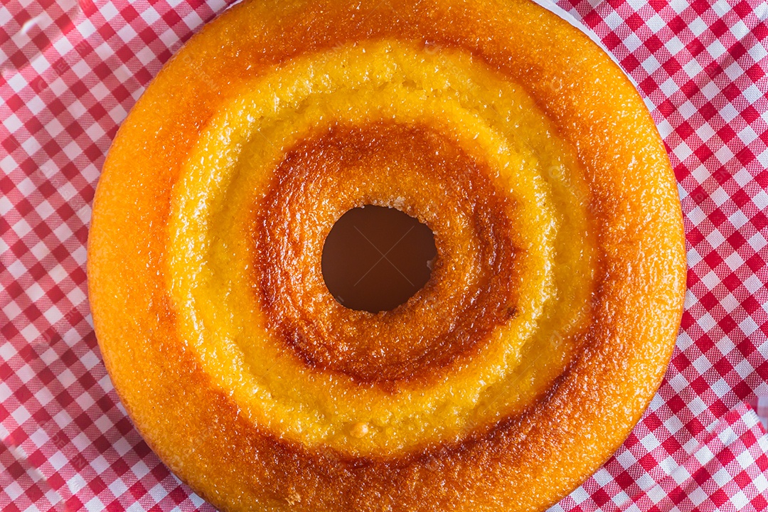 Festa junina, festa típica brasileira, vários doces na mesa com toalha xadrez vermelha.