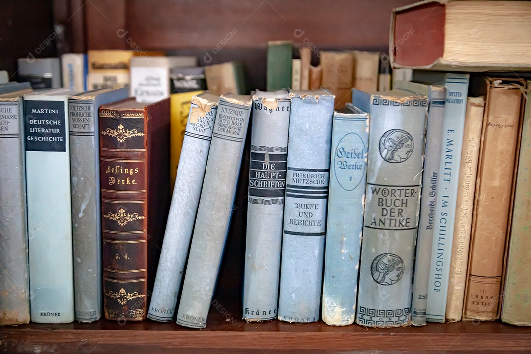 Livros alemães em uma prateleira de biblioteca pública.
