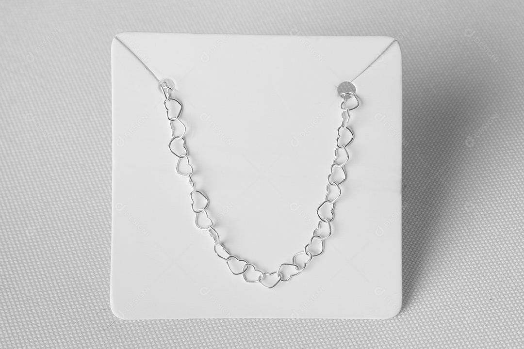 Jóias de colar de prata elegante com detalhes de coração em fundo branco. Fechar vista.