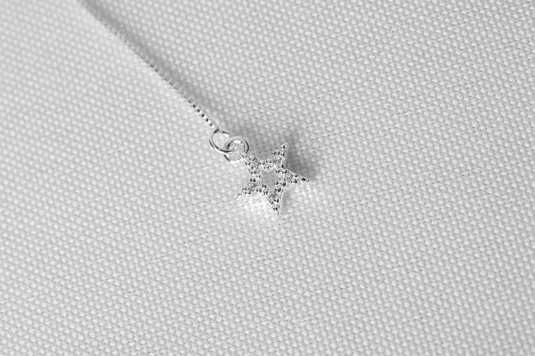 Colar elegante em prata de lei com pedras preciosas e detalhes em forma de estrela. Fundo branco. Fechar vista.