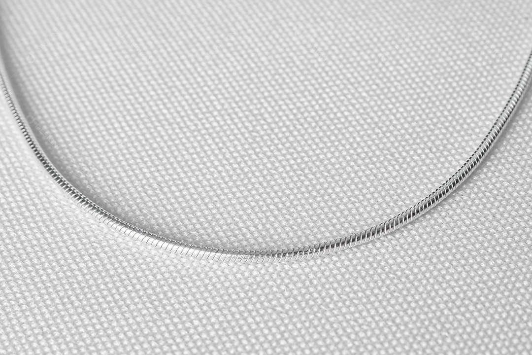 Elegante joia de colar de prata tubular. Fundo branco.