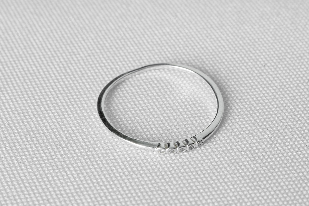 Elegante brinco de prata com pedras preciosas. Forma redonda. Fundo branco. Fechar vista.