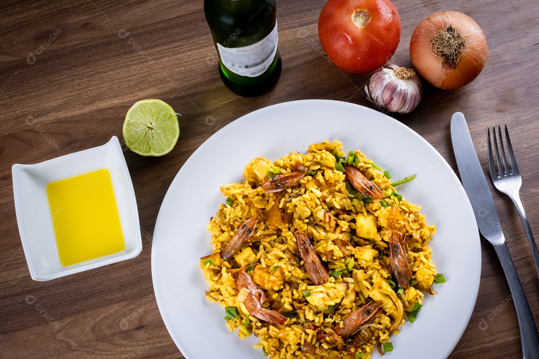 Delicioso frango frito em uma placa de madeira rústica com molho de tomate e maionese em um fundo de mármore. Vista frontal.