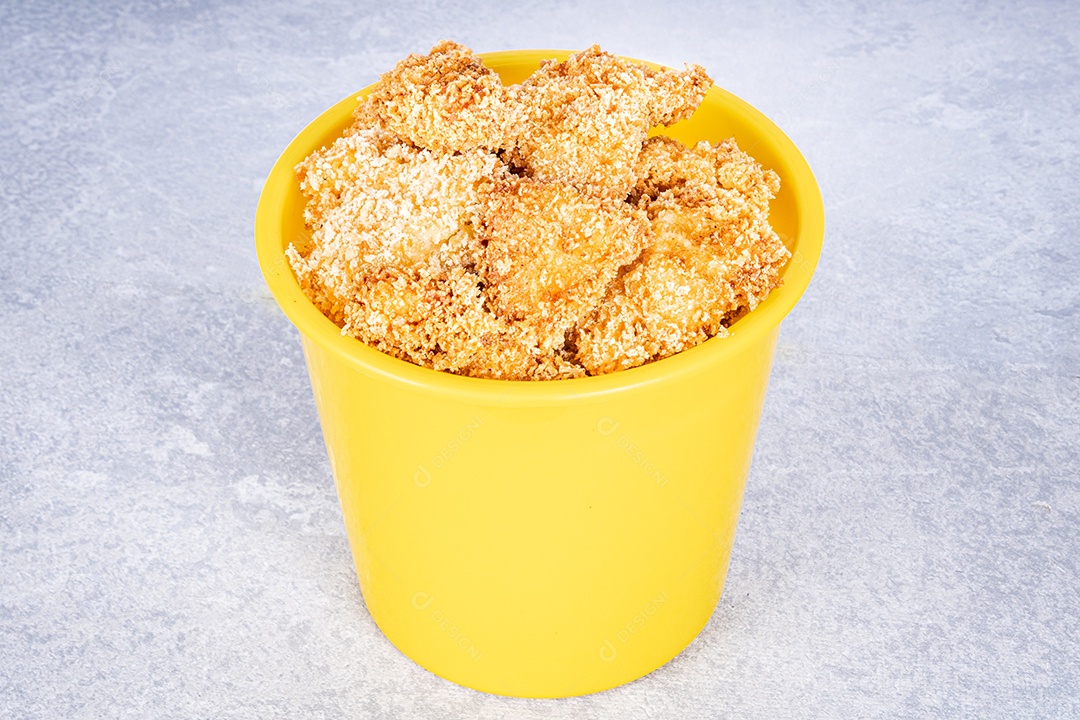 Delicioso frango frito em uma placa de madeira rústica com molho de tomate e maionese em um fundo de mármore. Vista frontal.