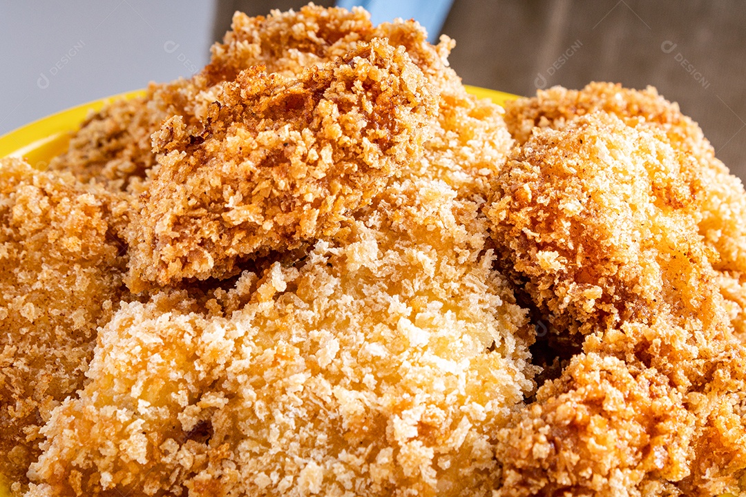 Delicioso frango frito em uma placa de madeira rústica com molho de tomate e maionese em um fundo de mármore. Vista frontal.