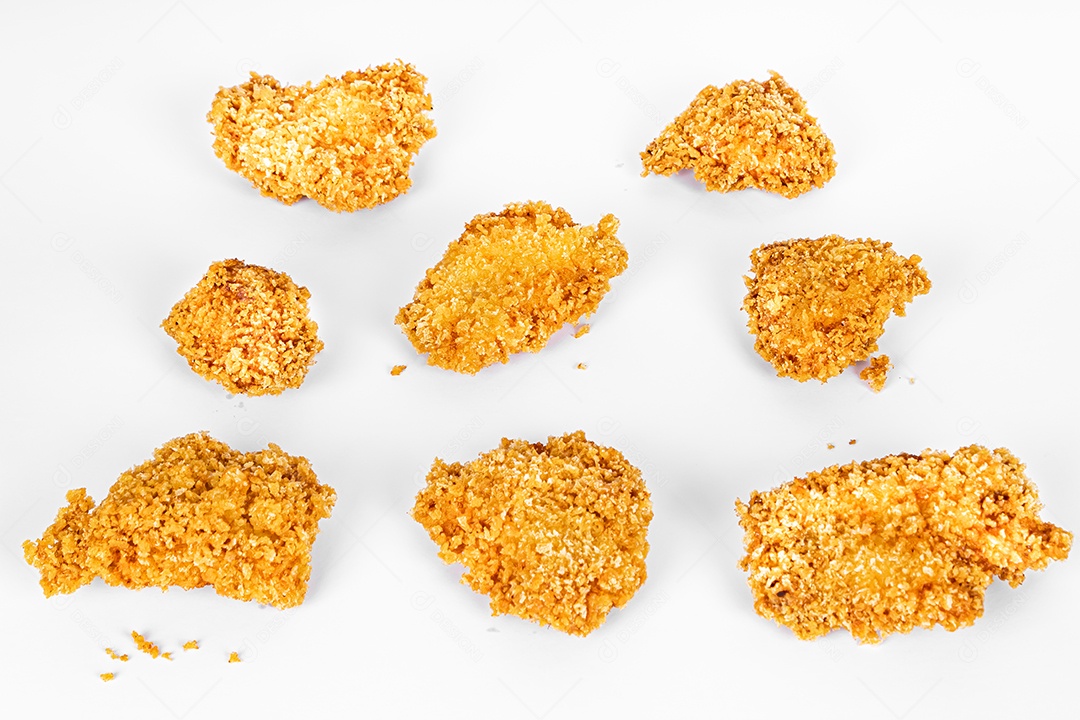 Delicioso Frango Frito em prato de porcelana branca com detalhe de arroz e coentro, além de molho de tomate e molho de maionese. Gráfico e faca ao lado do prato. Fundo marmorizado. Vista frontal.