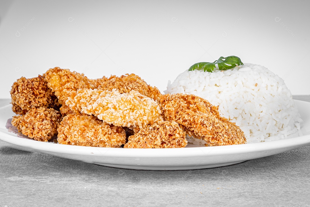 Delicioso Frango Frito em um prato de porcelana branca. Fechar vista.