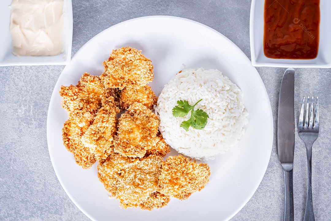 Delicioso Frango Frito em um prato de porcelana branca. Fechar vista.