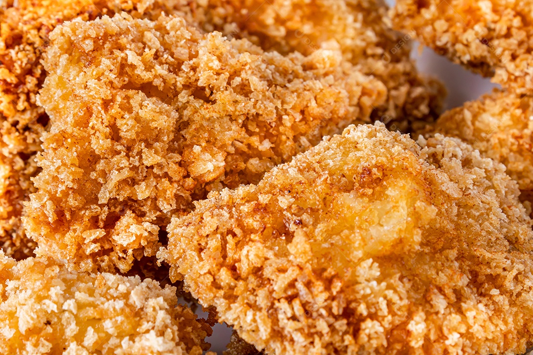 Delicioso Frango Frito em um prato de porcelana branca. Fechar vista.