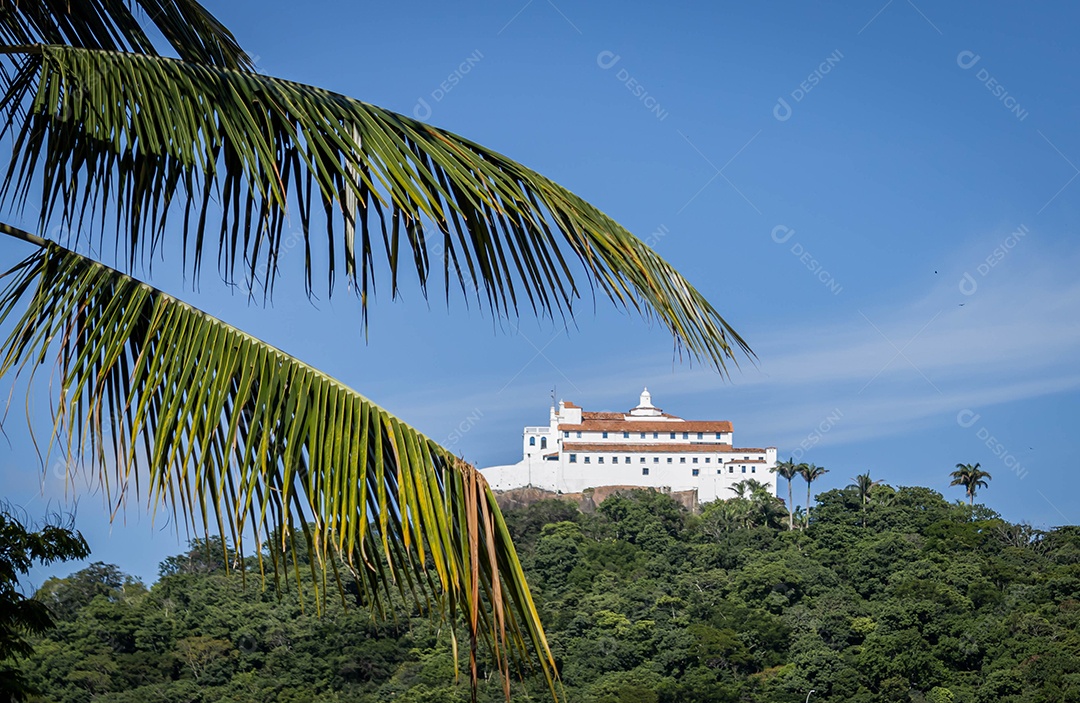 Convento da Igreja da Penha. Marco histórico quase 500 anos de história. Com vista para a paisagem de Vila Velha, cidade do Espírito Santo, Brasil. Céu azul e folhas de coqueiro na borda do quadro.