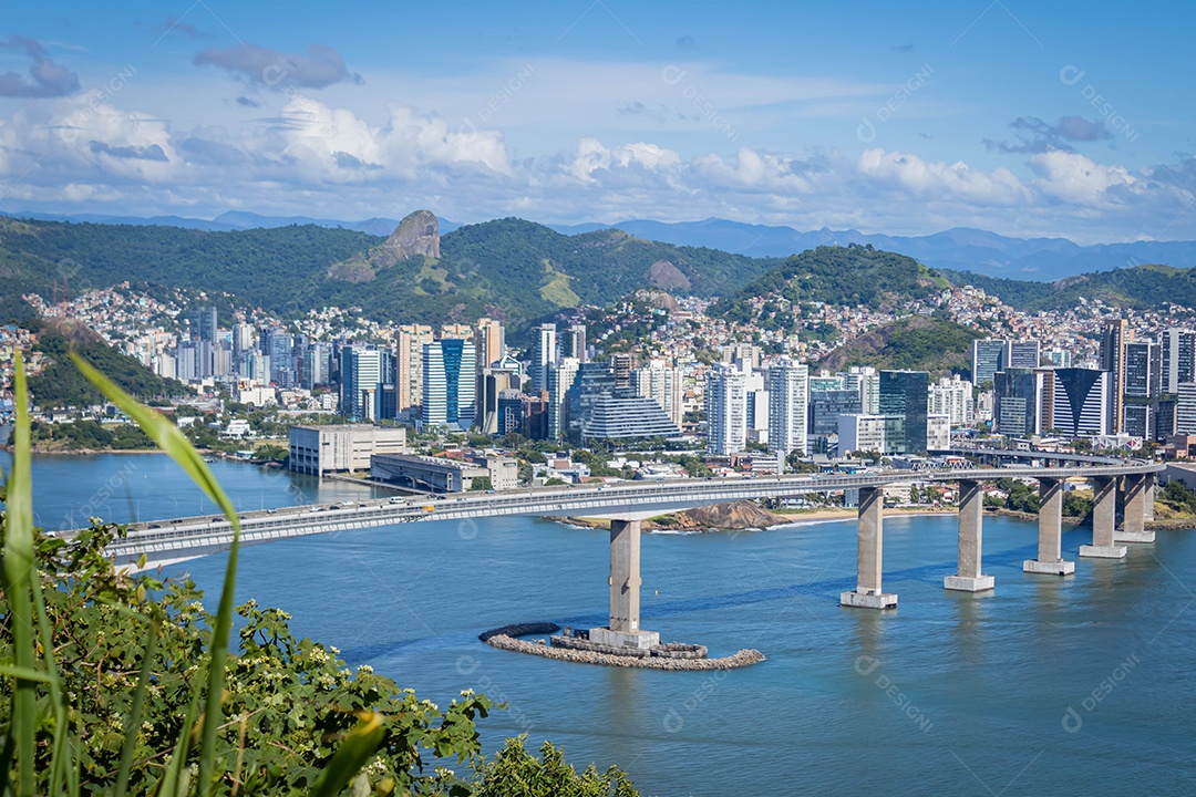 Vista panorâmica da terceira ponte em alta resolução, ligação entre Vila Velha e Vitoria. No alto do Morro do Moreno. Espírito Santo, Brasil.
