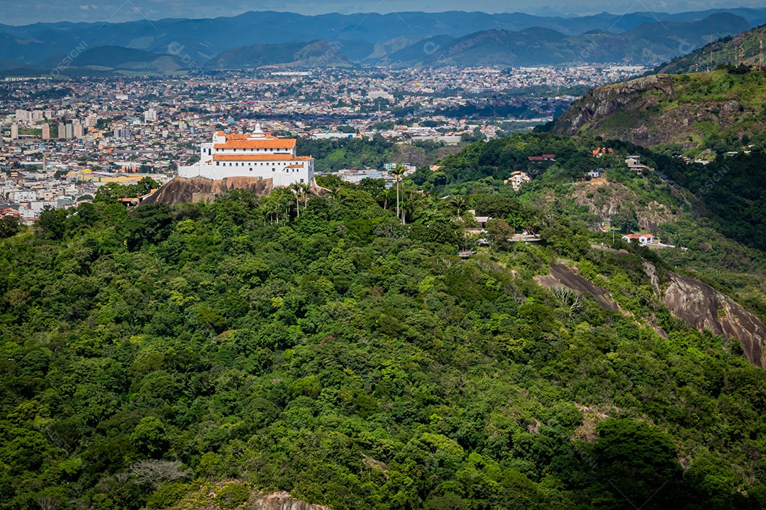 Convento da Igreja da Penha. Marco histórico quase 500 anos de história. Com vista para a paisagem de Vila Velha, cidade do Espírito Santo, Brasil. Céu azul.