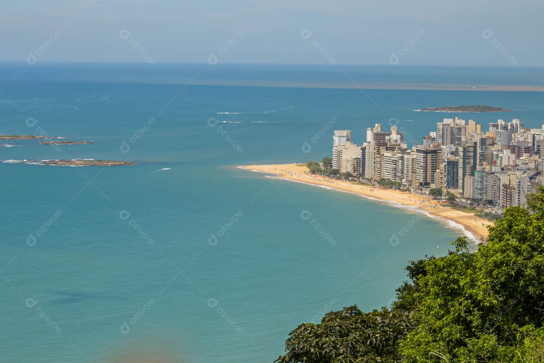 Olhando a praia de Itapuã em Vila Velha. No alto do Morro do Moreno. Espírito Santo, Brasil.