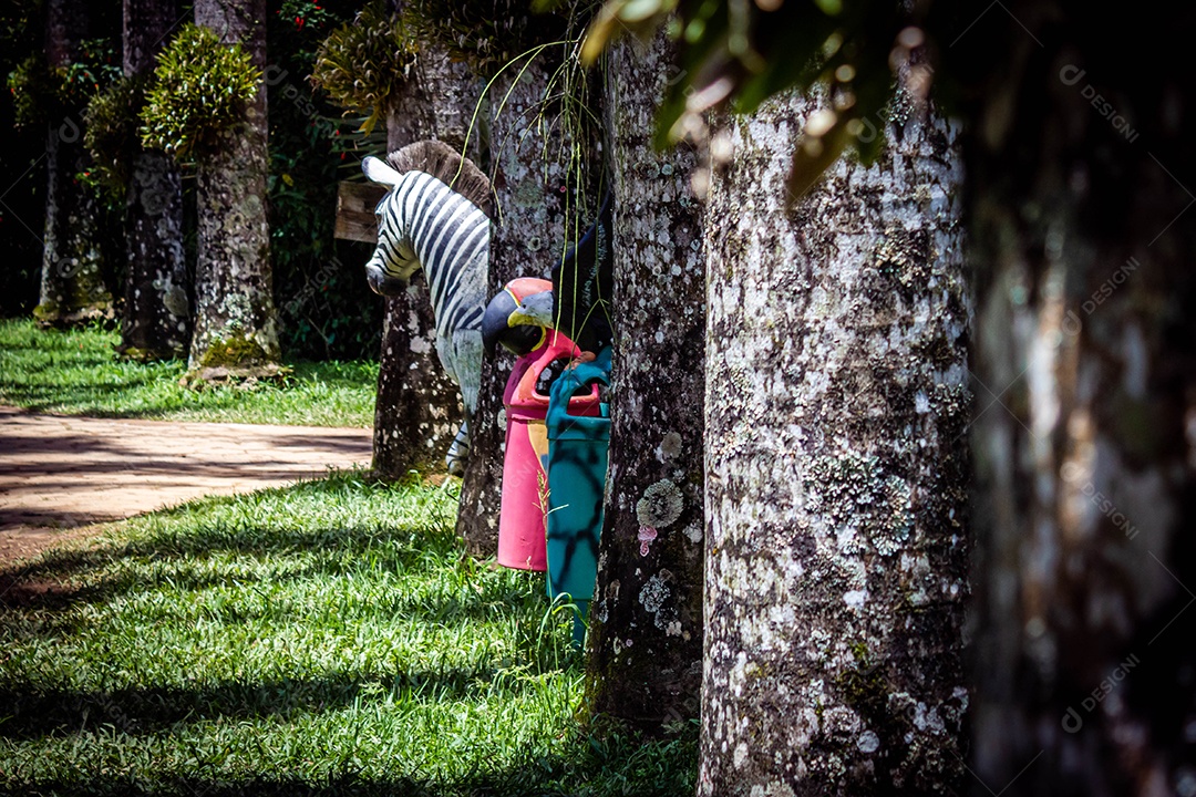 Exemplo de fotografia com vários planos diferentes, mostrando árvores e esculturas no zoológico de Marechal Floriano, no Espírito Santo