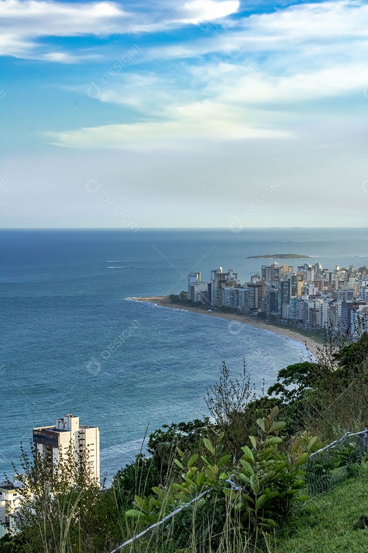 Vista da praia de Itapuã no município de Vila Velha, fotografia tirada do alto do Morro do Moreno.