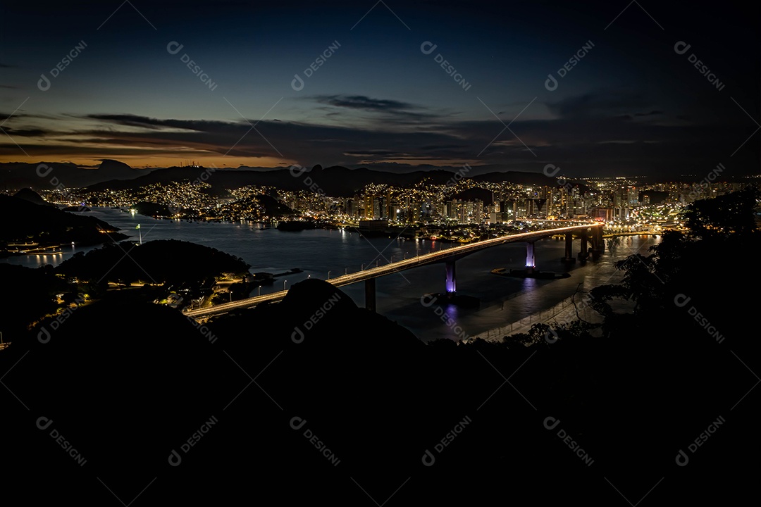 Terceira Ponte à noite vista do Morro do Moreno no município de Vila Velha. Mostrando trilhas leves de carros.
