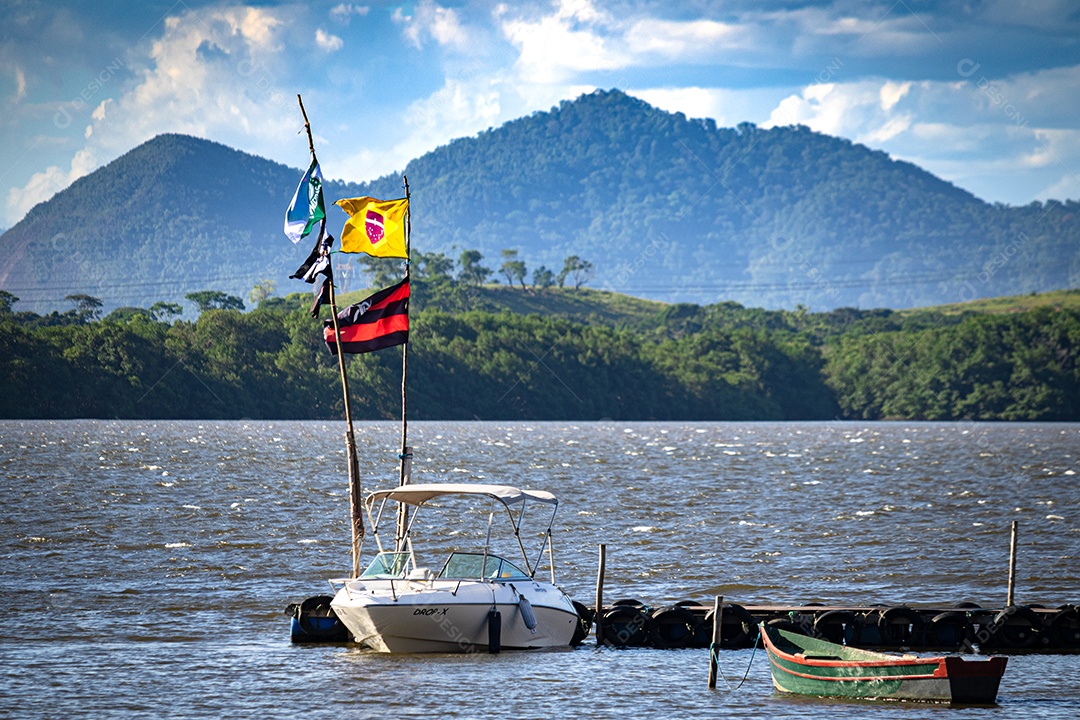 Barcos atracados no píer da Ilha das caieiras em Vitória.