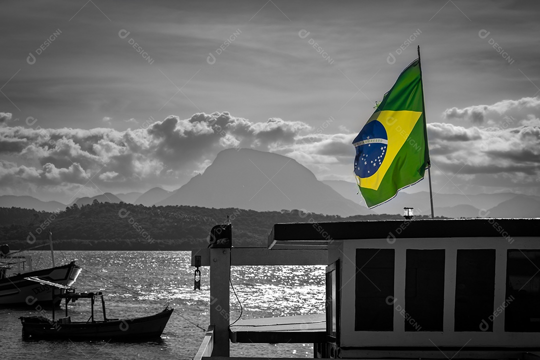 Bandeira do Brasil rasgada e colorida com fundo preto e branco.