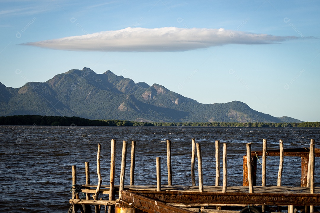 Serra do Mestre Alvaro com nuvem em forma de guarda-chuva, píer de madeira em primeiro plano.