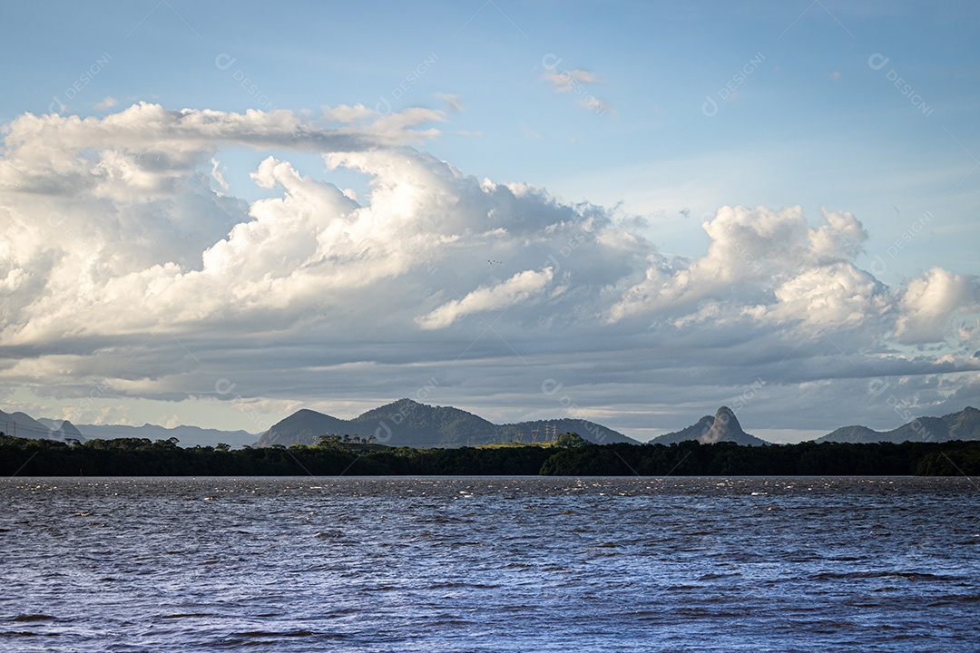 Nuvens em forma de onda no final da tarde na Ilha de Caieiras.