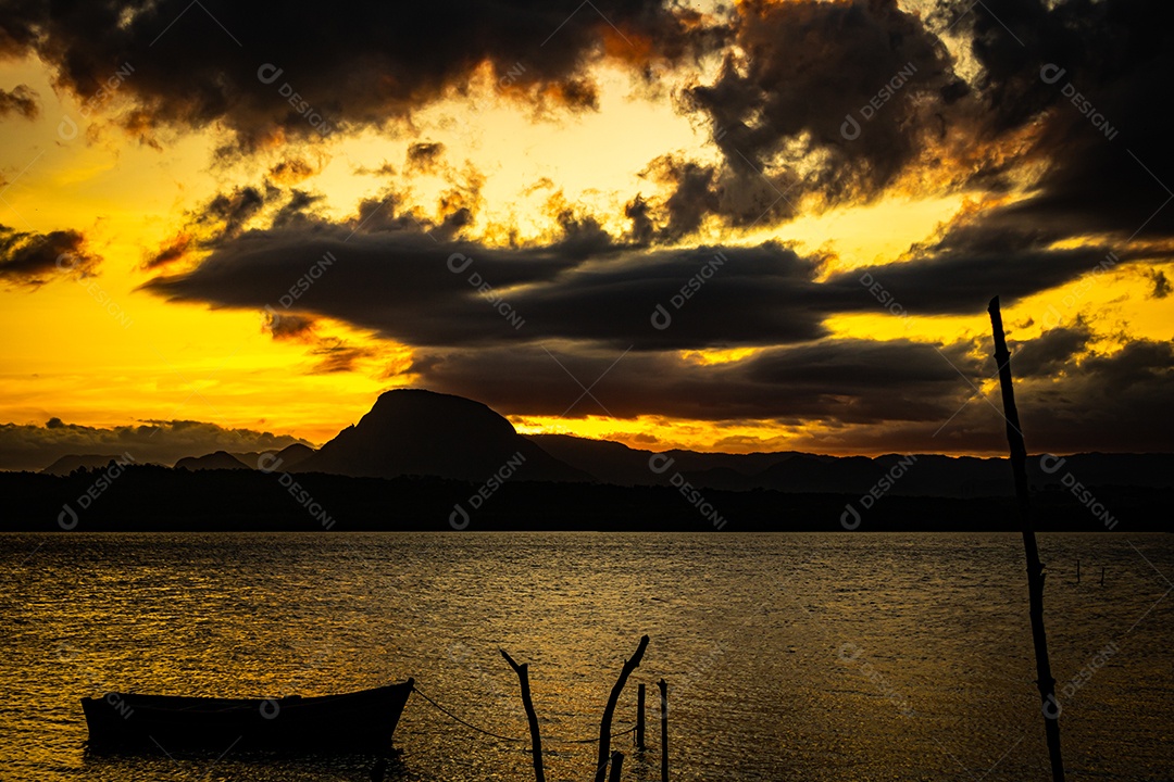 Píer localizado na Ilha das Caieiras no município de Vitória, mostrando o pôr do sol e nuvens em forma de espiral.