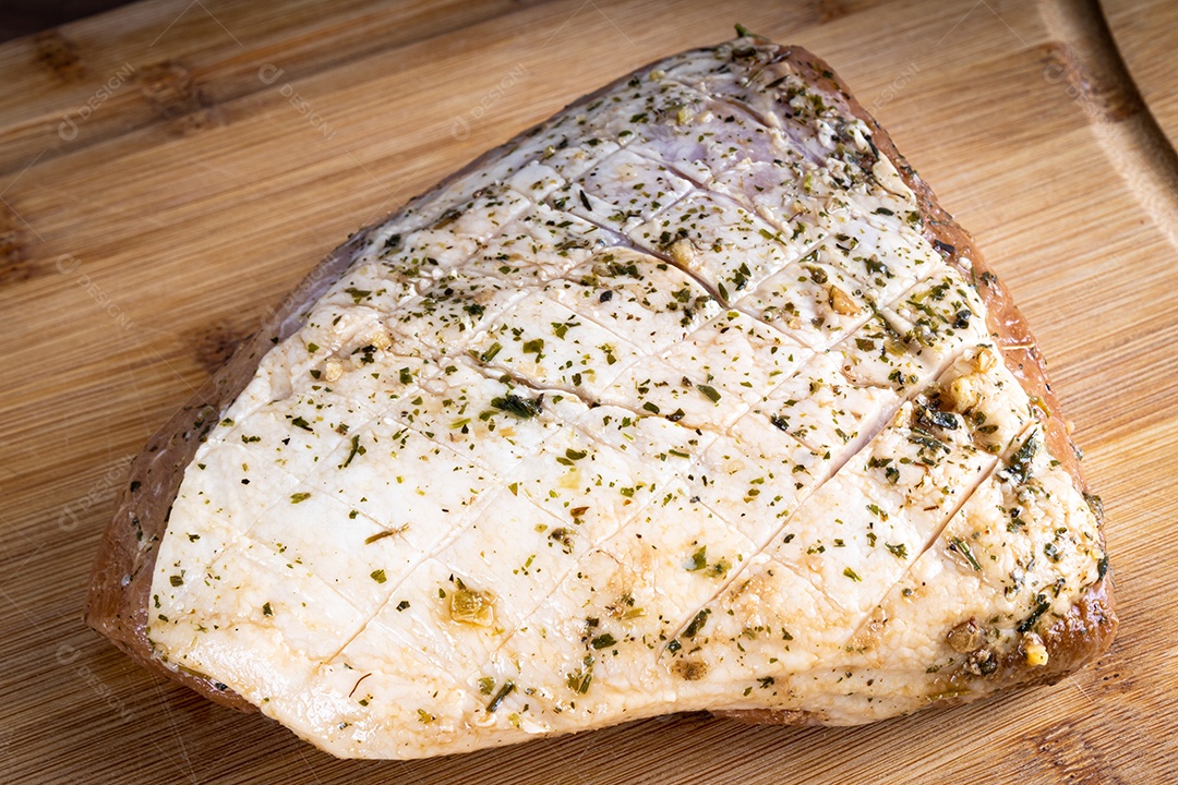 Bife de porco assado em uma tábua de madeira e fatiado