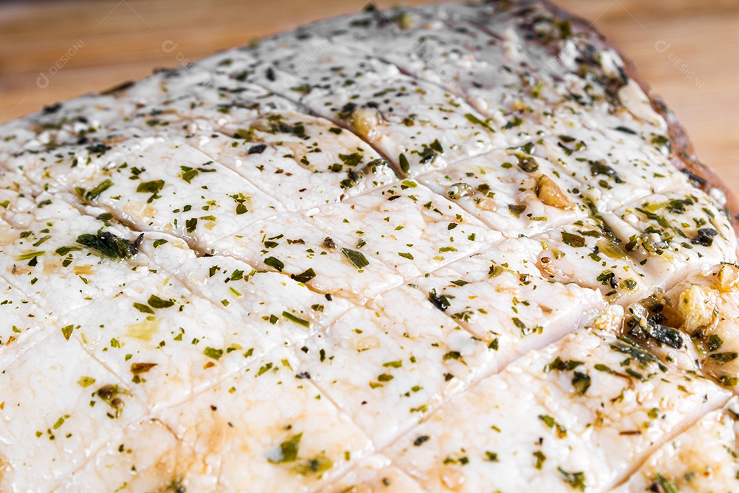 Bife de porco assado em uma tábua de madeira e fatiado