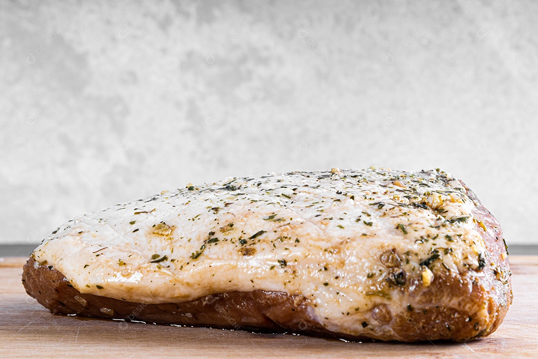 Bife de porco assado em uma tábua de madeira e fatiado