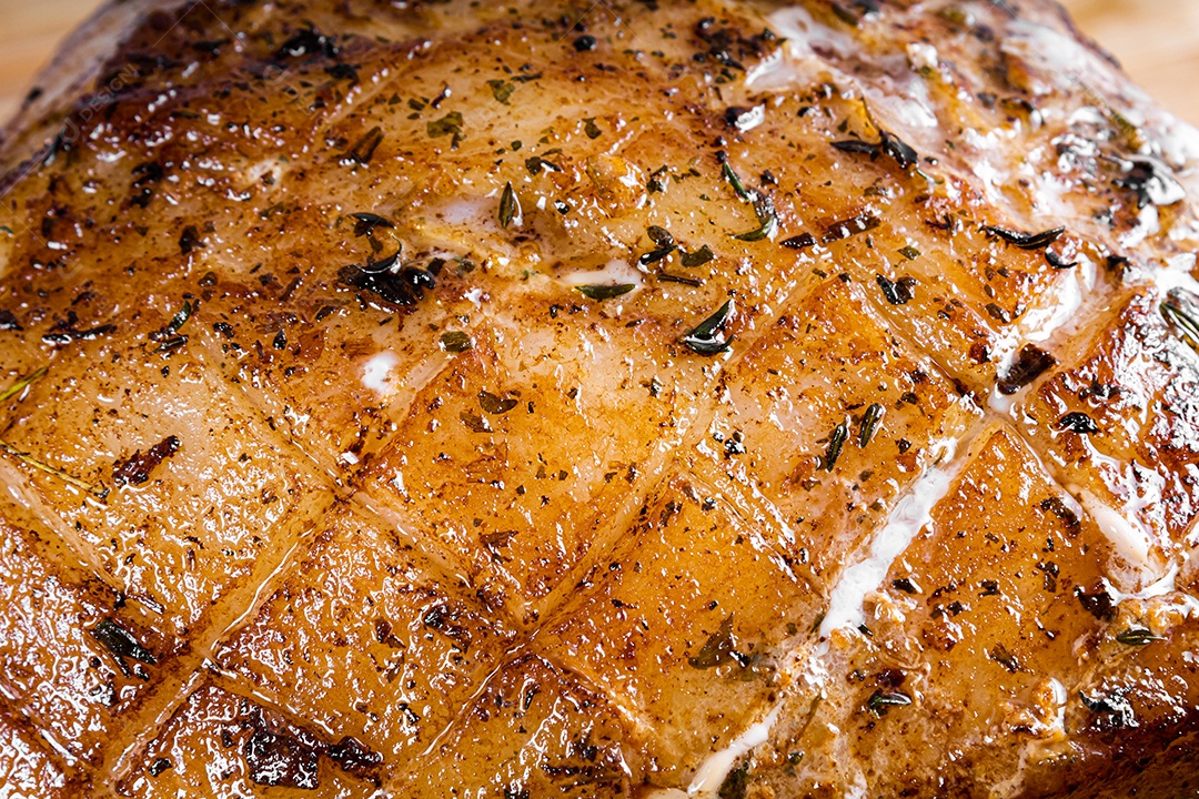 Bife de porco assado em uma tábua de madeira e fatiado