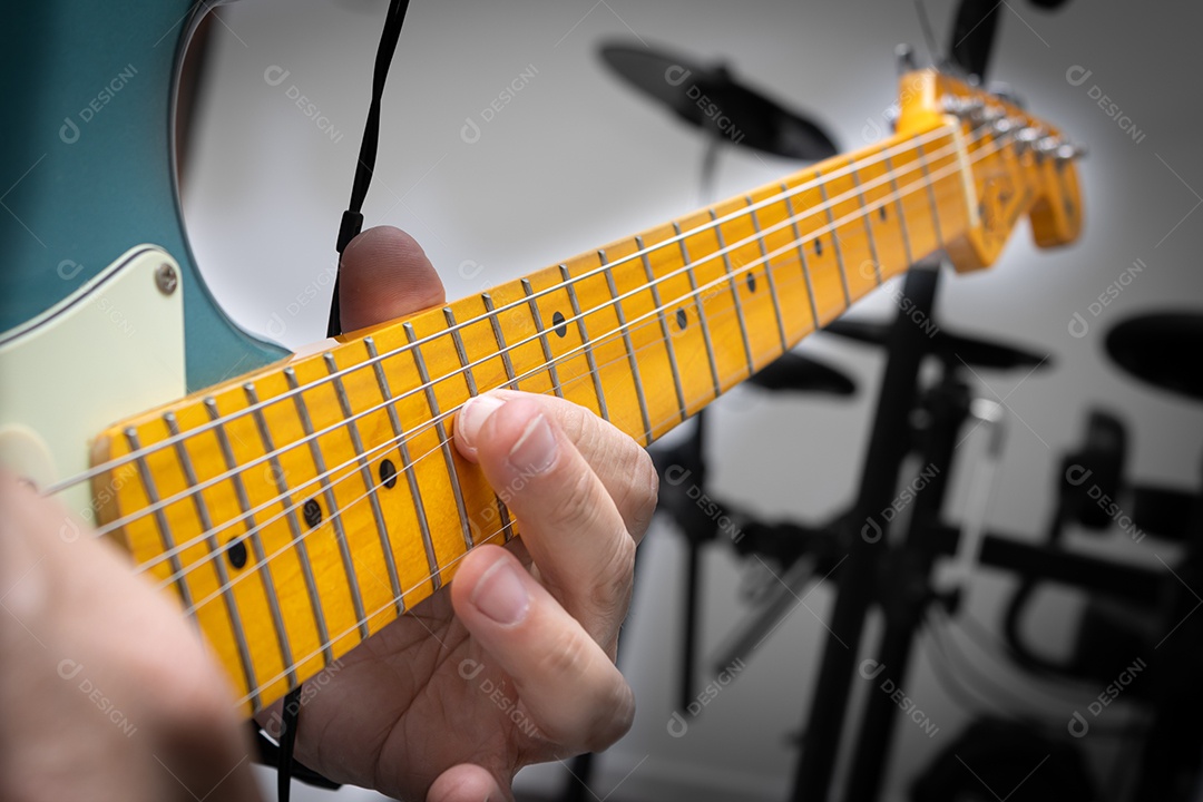 Contrabaixo elétrico branco em solo musical, mostrando em detalhe a mão direita do baixista tocando as cordas.