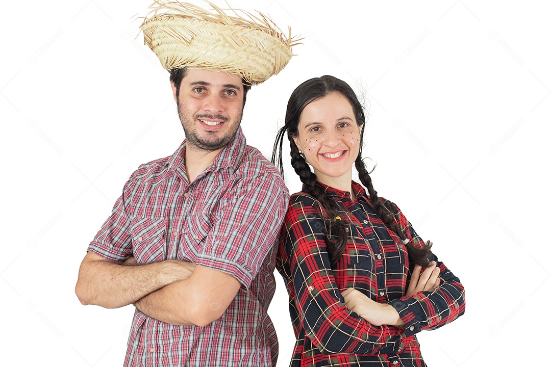 Casal com trajes de festa junina em fundo branco
