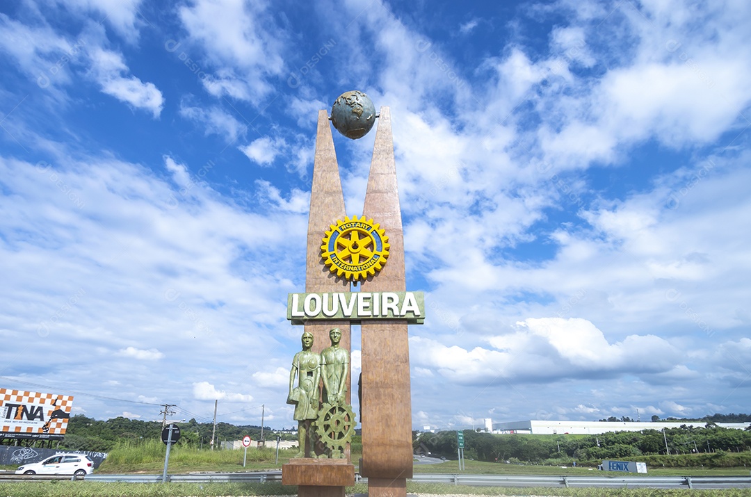 Entrada de louveira,escultura representando a organização rotária.