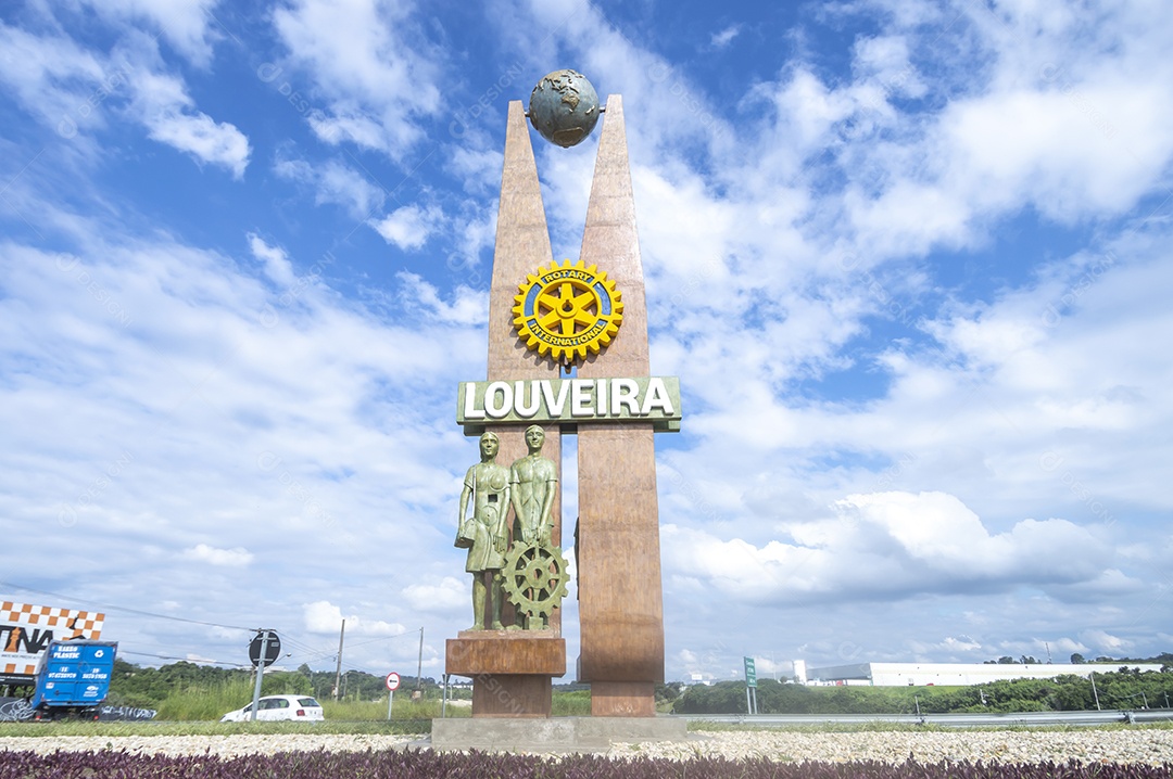 Entrada de louveira,escultura representando a organização rotária.