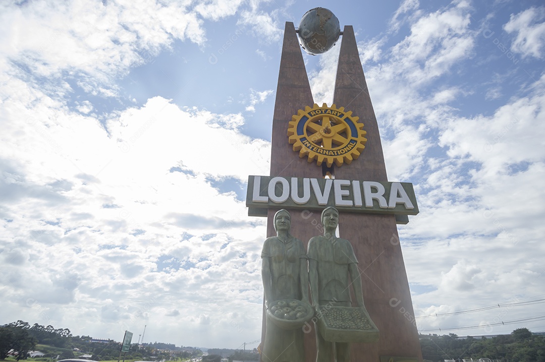 Entrada de louveira,escultura representando a organização rotária.