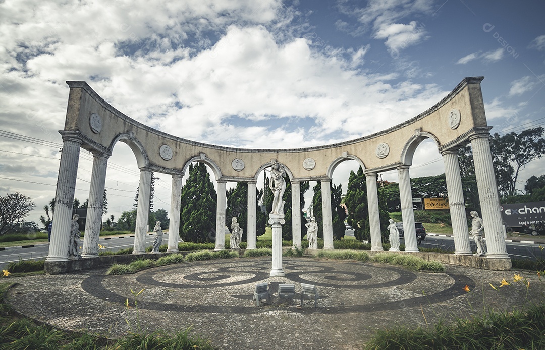 Estátuas da arquitetura grega na saída da cidade de vinhedo sp.