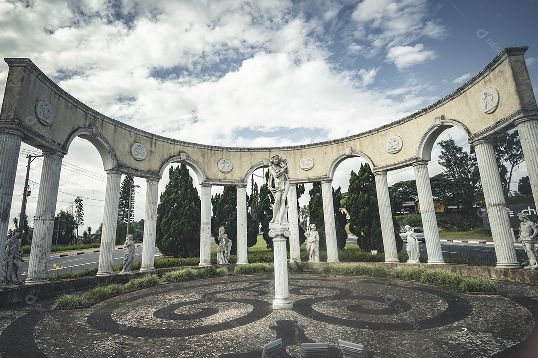 Estátuas da arquitetura grega na saída da cidade de vinhedo sp.