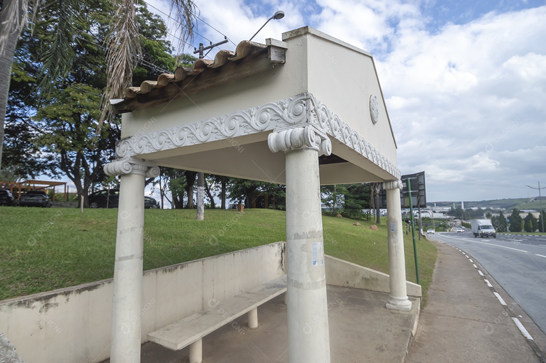Ponto de ônibus municipal em forma de templo.