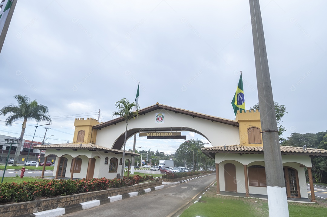 Portal na entrada da cidade com o nome da cidade e bandeiras dos países ao seu redor.