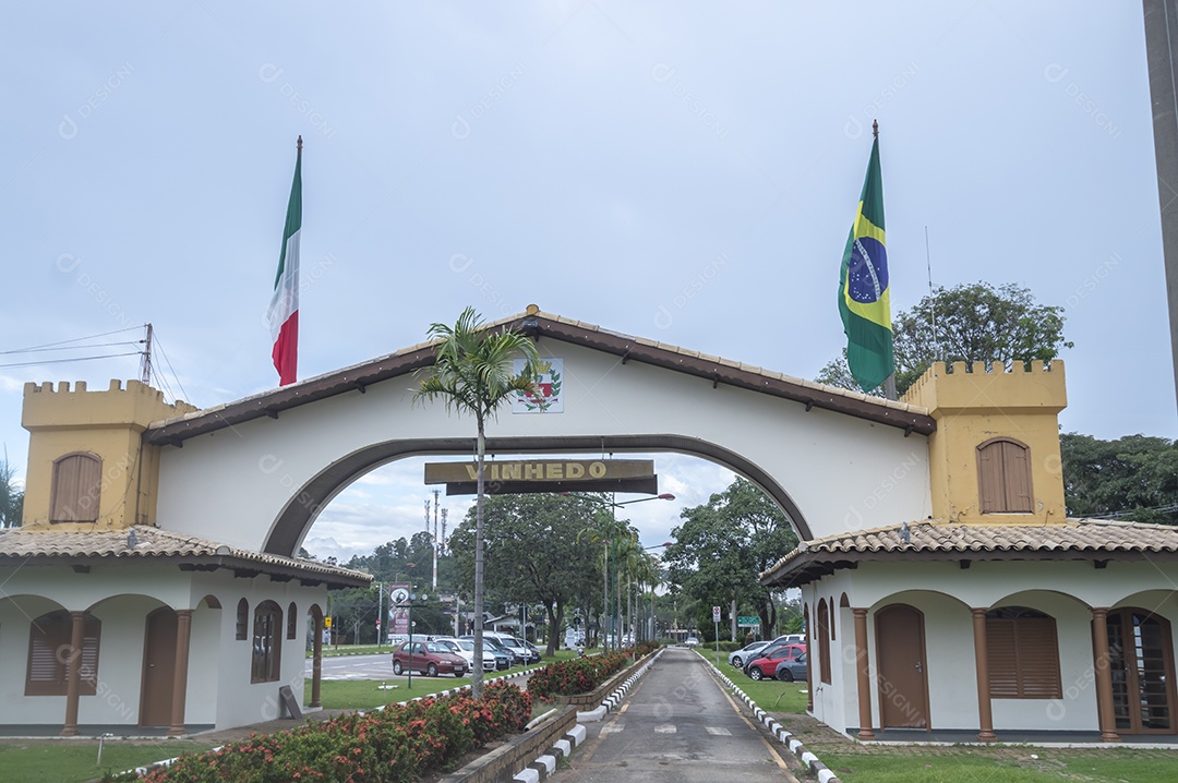 Portal na entrada da cidade com o nome da cidade e bandeiras dos países ao seu redor.
