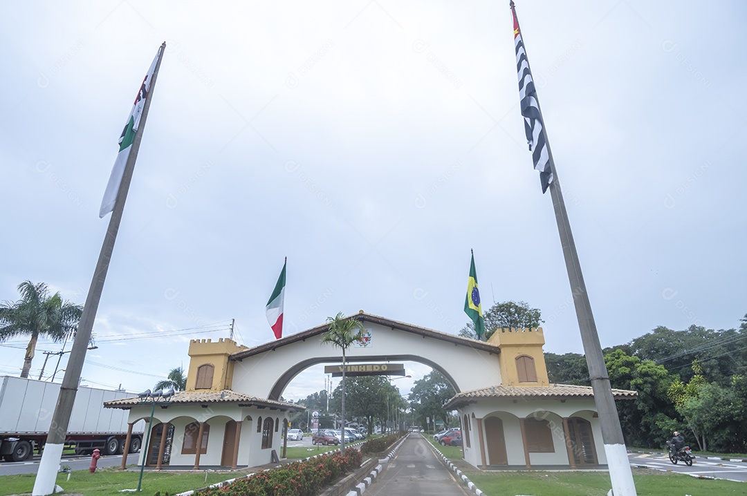 Portal na entrada da cidade com o nome da cidade e bandeiras dos países ao seu redor.