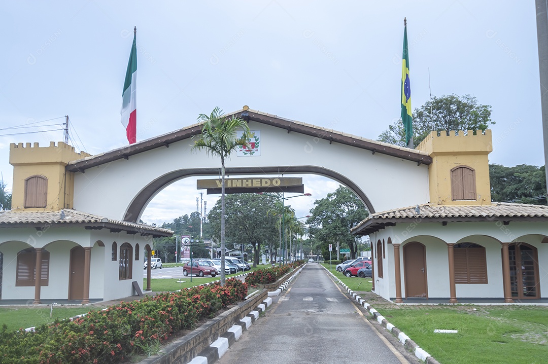 Portal na entrada da cidade com o nome da cidade e bandeiras dos países ao seu redor.