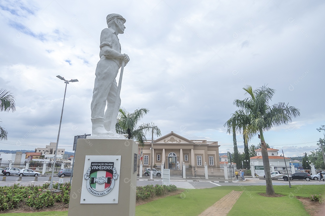 Museu do imigrante ao fundo com escultura representando o imigrante na frente,estátua símbolo da cidade de vinhedo sp.