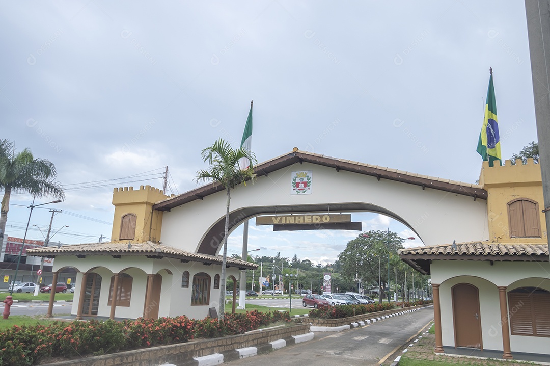 Portal na entrada da cidade com o nome da cidade e bandeiras dos países ao seu redor.
