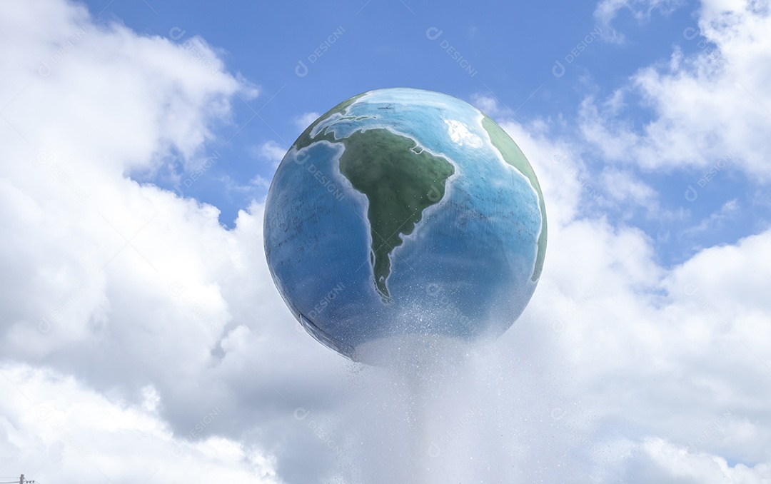 Estrutura do planeta Terra com céu azul e nuvens ao fundo.