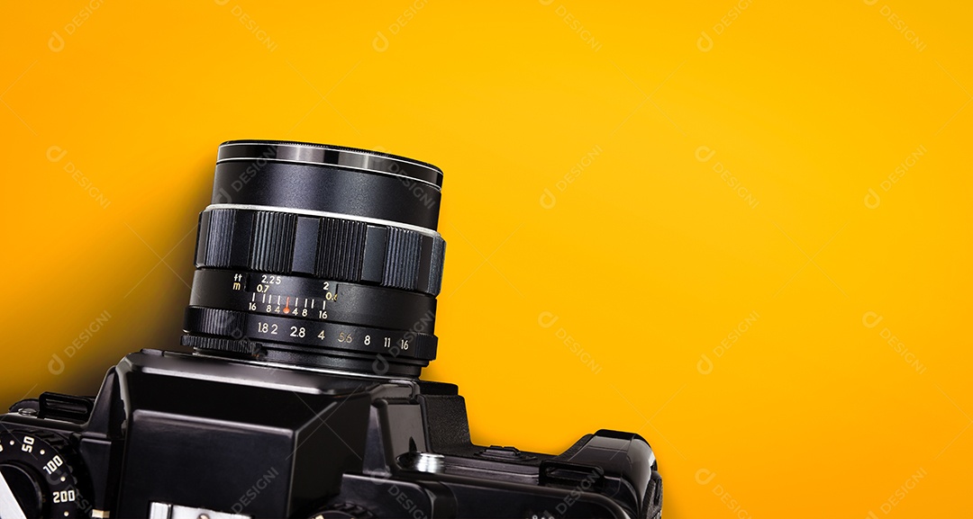 Câmera de filme vintage preto isolada em fundo amarelo ou laranja incluído caminho de recorte.