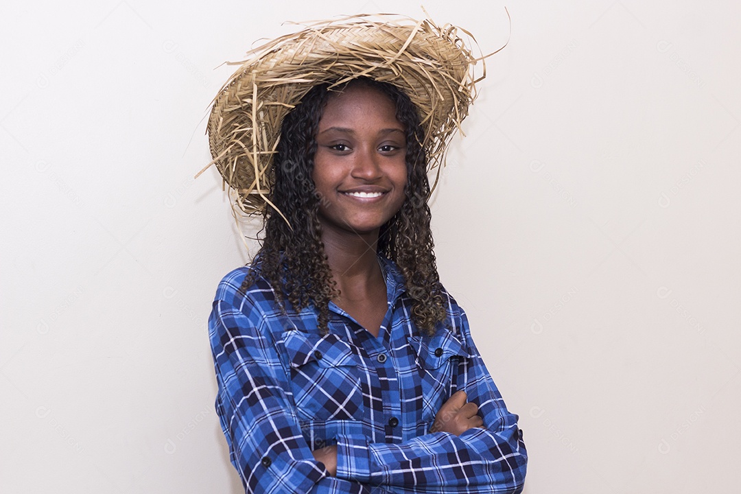 Adolescente brasileira em fantasia de Festa Junina. menina com braços cruzados