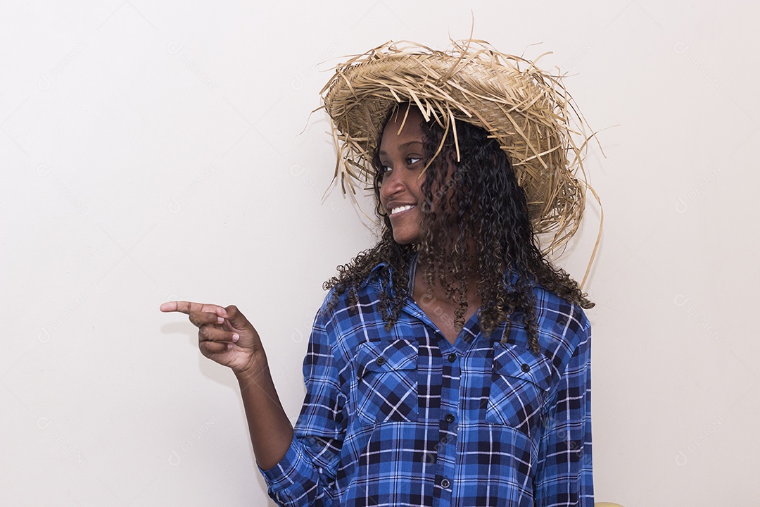 Adolescente brasileira em fantasia de Festa Junina. menina sorridente